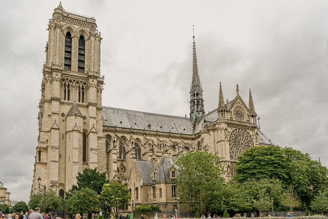 Iconic Amelie Movie Locations - Private Tour With Friendly Guide - Behind-the-Scenes Stories