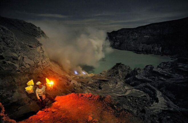 Ijen Crater Trekking Tour From Bali or Banyuwangi - Local Sulfur Miners Insights