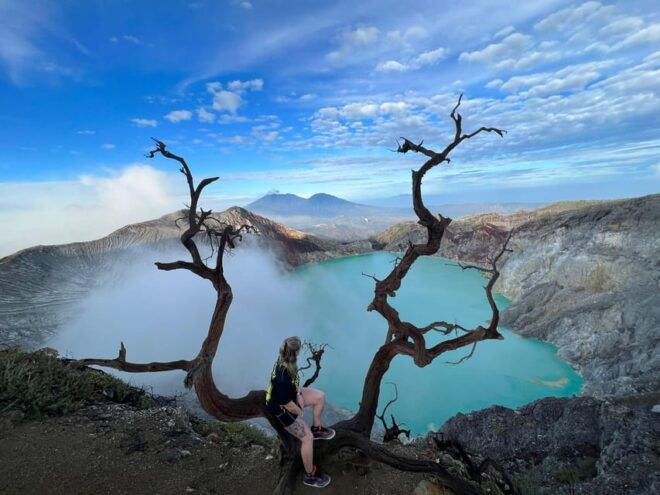 Ijen Crater Trip - Crater Features and Description