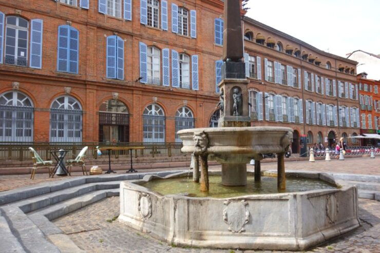Immerse in Toulouse in the 18th Century - Saint Etienne Neighborhood Exploration