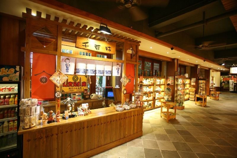 Imperial Hot Spring Resort Experience in Zhuhai - The Temple Fair turns dinner into an evening outing