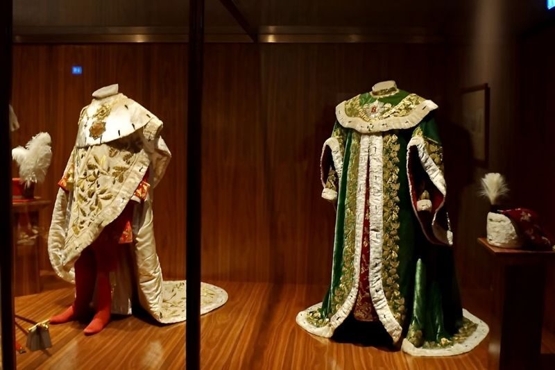 Imperial Treasury ticket in Vienna - Robes, jewels and objects beyond the crowns