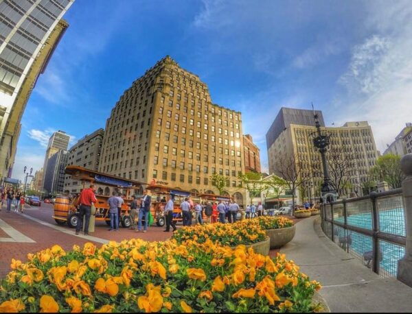 Indianapolis: Open-Air Pedal Pub Tour With Local Drinks - Sightseeing Highlights