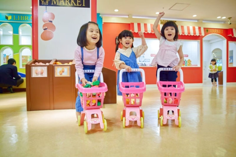 Indoor kids facility ASOBono! in Tokyo - Pretend to run a shop in the City Area