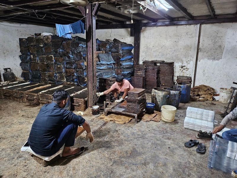 Inside Dharavi: A Unique Slum Tour with an Local Guide - The Dhobhighat and train add-on