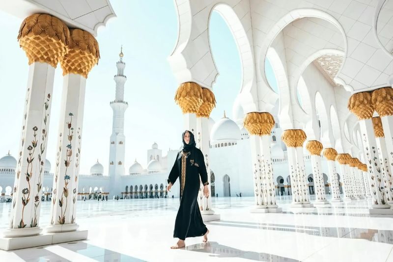 Inside Sheikh Zayed Mosque Walking Tour in Abu Dhabi - What the guided walk adds