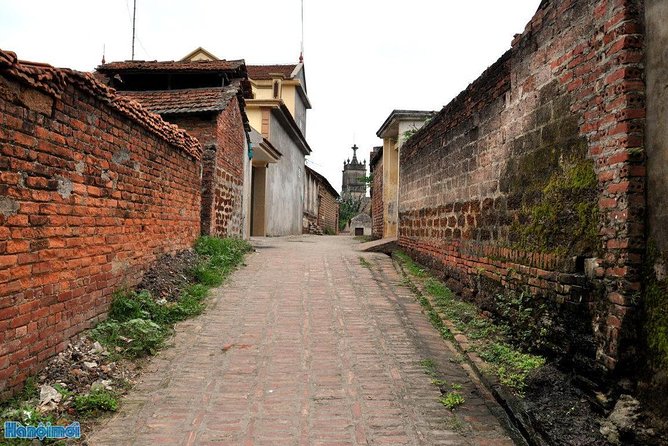 Instagram Tour Duong Lam Ancient Village With Train Street Visit - Exploring Duong Lam Ancient Village