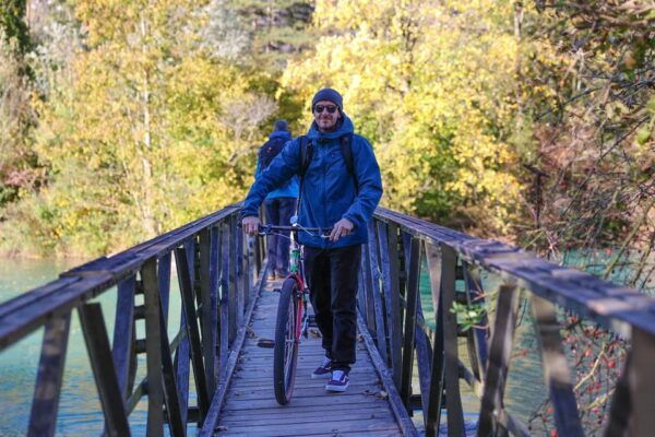 Interlaken: Bike Tour With Rivers, Lakes, and Hot Chocolate - Weissenau Castle and Unterseen