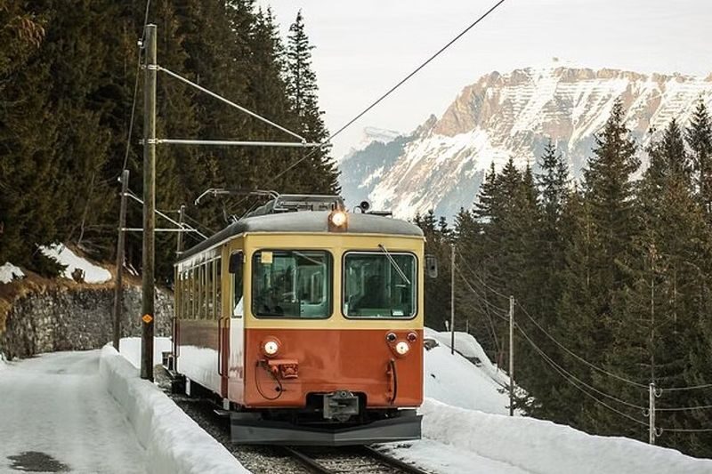 Interlaken Lauterbrunnen Valley and Murren Alpine Village Tour - Staubbach Falls and Lauterbrunnen’s steep valley