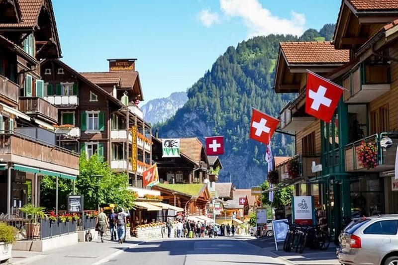 Interlaken Lauterbrunnen Valley and Murren Alpine Village Tour - What the five-hour format means for value