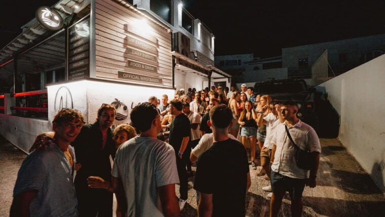 Ios: Pub Crawl with 5 Venues, 5 Shots, and 5 VIP Entrances - What the Tour Includes and What It Doesn’t