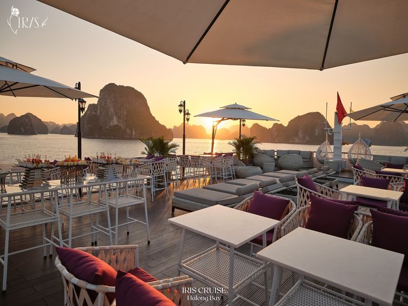 Iris Day Cruise: Ha Long Bay, Sung Sot, Ti Top - A comfortable boat, with music on the way back