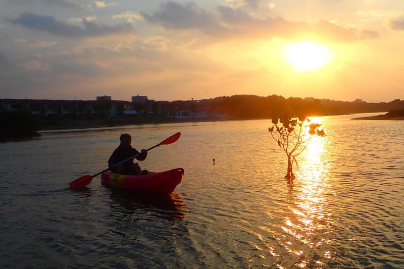Ishigaki Island: Early Morning - Sunrise SUP/Canoe Tour with Options - The guide makes a short tour more useful