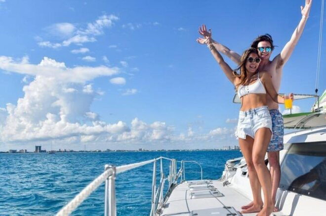 Isla Mujeres: Boat Tour With Food, Drinks and Snorkeling - Open Bar and Drinks