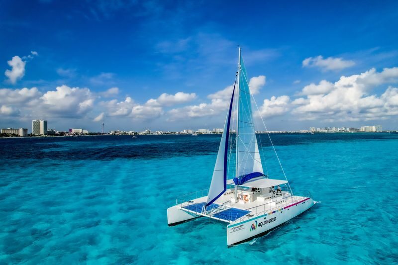 Isla Mujeres Catamaran tour with Open Bar & Buffet Lunch - A lively crossing from Cancún