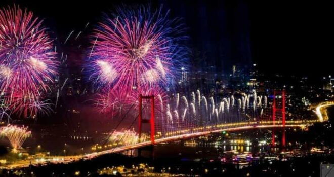 Istanbul: Asia & Europe Side New Year Bosphorus Boat Party - Lavish New Years Eve Dinner