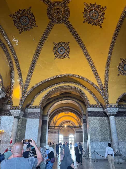 Istanbul: Balat, Blue Mosque, and Hagia Sophia Guided Tour - The Magnificence of Sultanahmet: Blue Mosque & Hagia Sophia