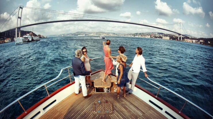 Istanbul: Bosphorus Cruise and Bus Tour With Bazaar Visit - Itinerary Highlights