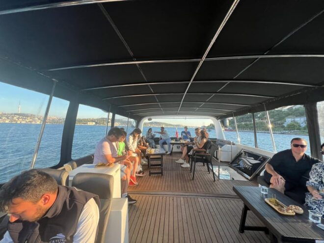 Istanbul: Bosphorus Cruise by Yacht at Daytime or Sunset - Audio Guide and Languages
