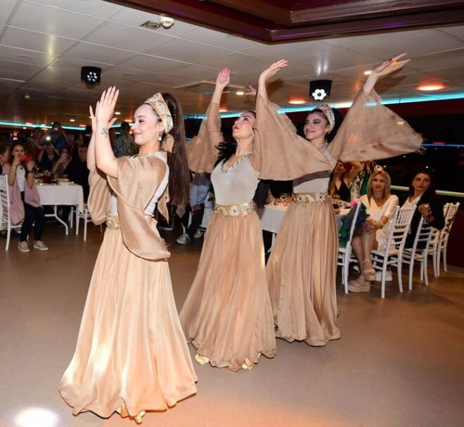 Istanbul: Bosphorus Dinner Cruise With Dance Shows - Entertainment Options