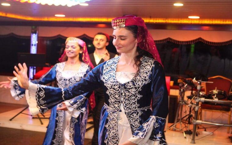Istanbul: Bosphorus Dinner Cruise with Entertainment - Live Entertainment: Adding Spark to Your Evening