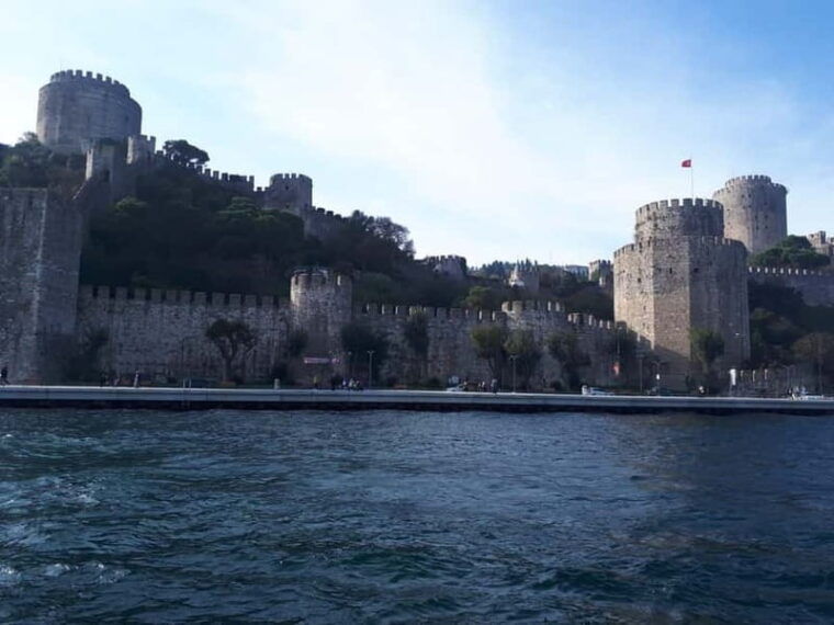 Istanbul: Bosphorus Lunch Cruise with Guide - Sightseeing Highlights & Landmarks