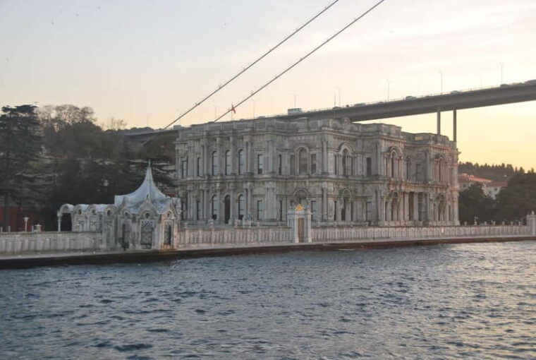 Istanbul: Bosphorus Lunch Cruise with Guide - The Experience – Pros & Cons