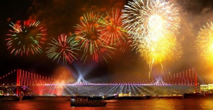 Istanbul: Bosphorus New Years Eve Cruise With Dinner & Show - Key Points
