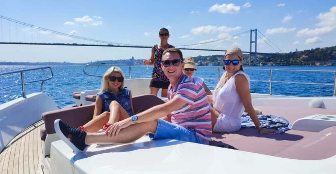 Istanbul: Bosphorus Strait and Black Sea Lunch Cruise - Onboard Dining and Amenities
