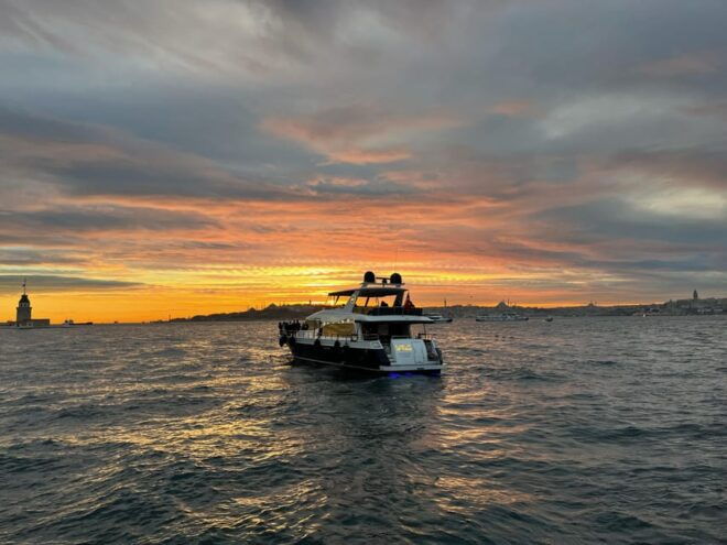 Istanbul: Bosphorus Sunset Yacht Cruise With Live Guide - Important Information