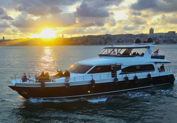 Istanbul: Bosphorus Sunset Yacht Cruise With Live Guide - Best Time for Sunset Cruise