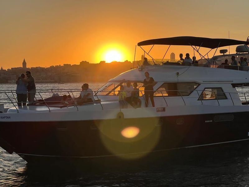 Istanbul: Bosphorus Sunset Yacht with Tour Guide and Snacks - Why the Bosphorus makes a good sunset cruise