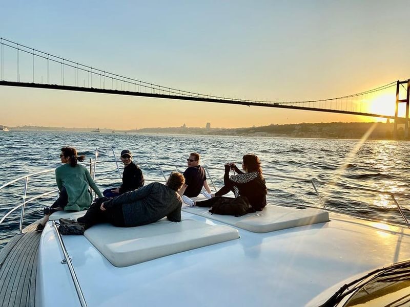 Istanbul: Bosphorus Sunset Yacht with Tour Guide and Snacks - What the two-hour route offers