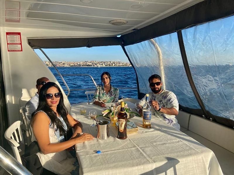 Istanbul: Bosphorus Sunset Yacht with Tour Guide and Snacks - Meeting at Kabataş: arrive early and stay alert
