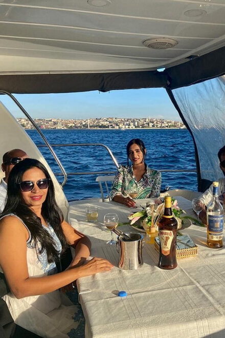 Istanbul: Bosphorus Yacht Cruise at Sunset With Snacks - Logistics and Accessibility