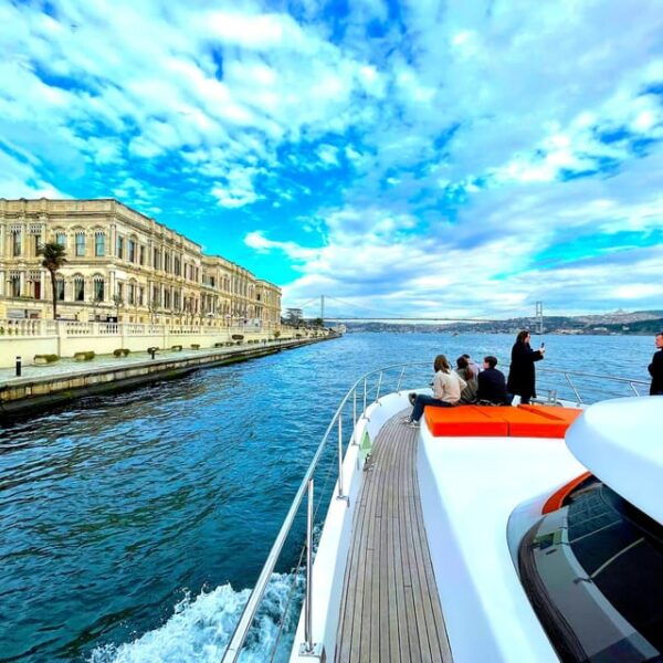 Istanbul: Daytime Bosphorus Yacht Cruise With Fruit & Snacks - Tips for a Great Experience
