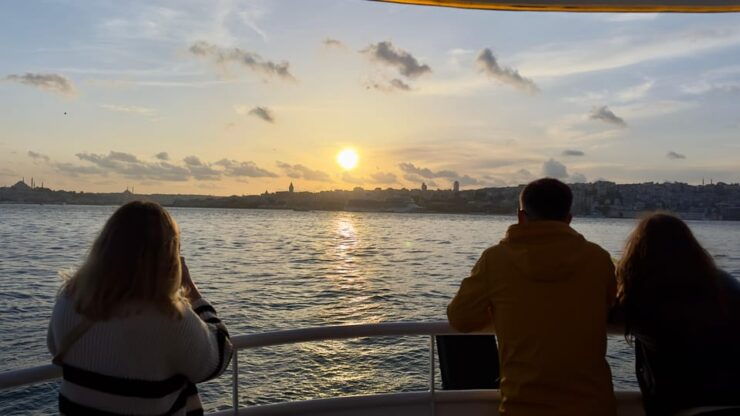 Istanbul: Daytime or Sunset Sightseeing Cruise & Audio Guide - Key Points