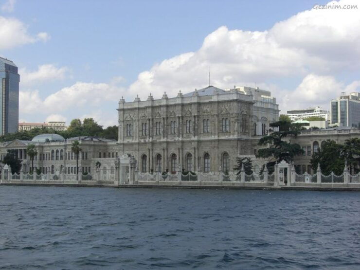 Istanbul: Dolmabahçe Palace and Uskudar Guided Tour - Experience Highlights