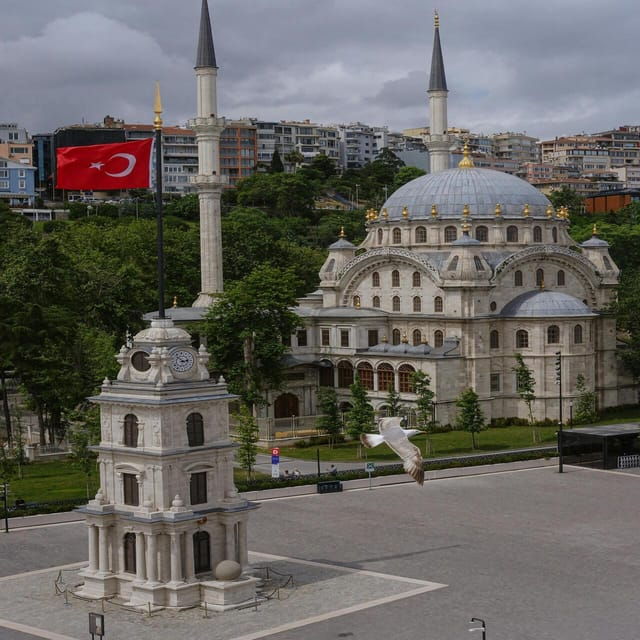 Istanbul: First-Day Walking Tour With Tea and Simit - Itinerary Highlights