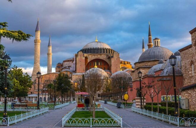 Istanbul: Hagia Sofia, Blue Mosque, and Grand Bazaar Tour - Discovering the Blue Mosque