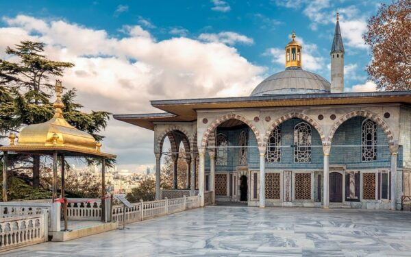 Istanbul: Half Day Topkapai Palace, Irene Hagia Tour W/Guide - Group Size and Languages