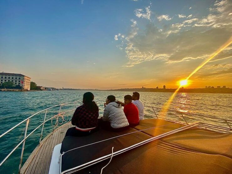 Istanbul: Luxury Yacht Tour at Sunset With Snacks - Key Experience Highlights