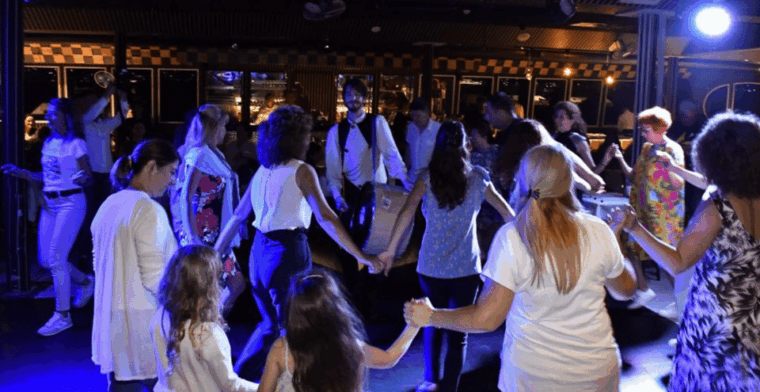 Istanbul: New Year's Eve Bosphorus Dinner Cruise Party 2026 - FAQ