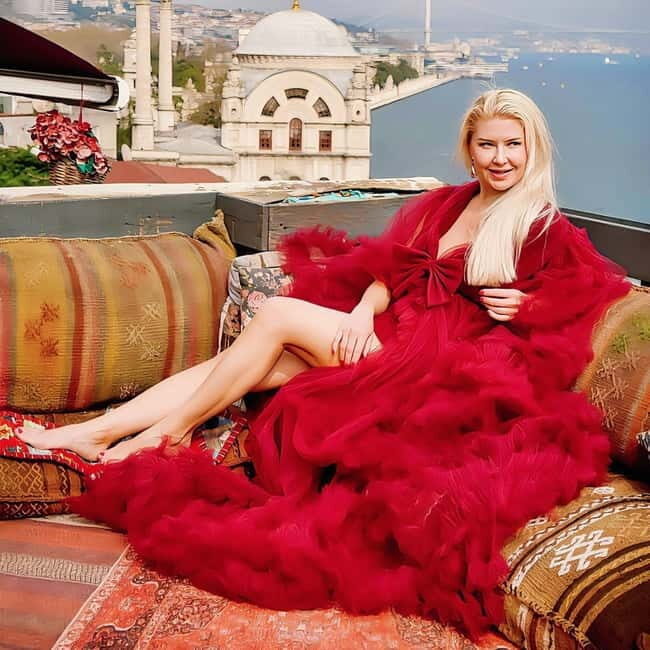 Istanbul: Rooftop Photoshoot with Flying Dress - Discovering the Rooftop Photoshoot Experience in Istanbul