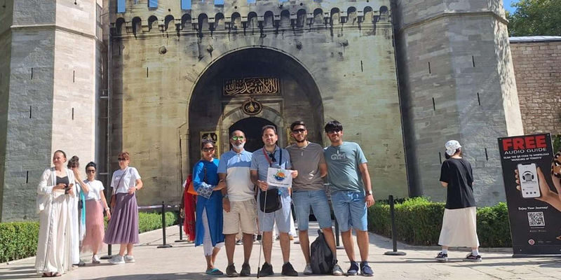 Istanbul: Topkapi Palace and Harem Guided Tour with Ticket - The palace courtyards and royal rooms