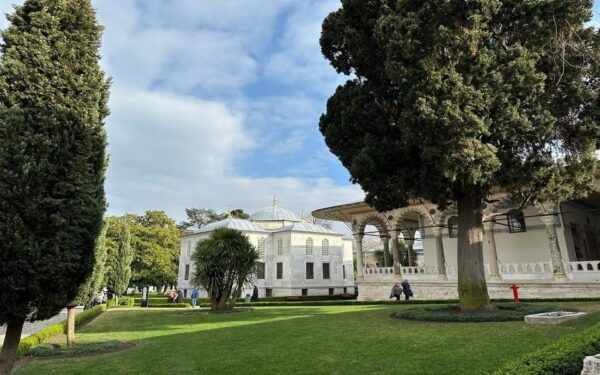 Istanbul: Topkapi Palace, Hagia Sophia & Blue Mosque Tour - Nearby Attractions