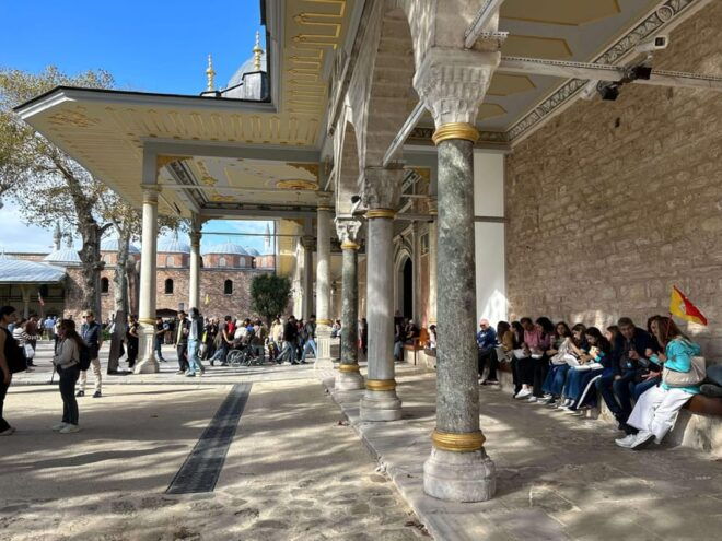 Istanbul: Topkapi Palace & Harem Museum Ticket & Audio Guide - What to Bring