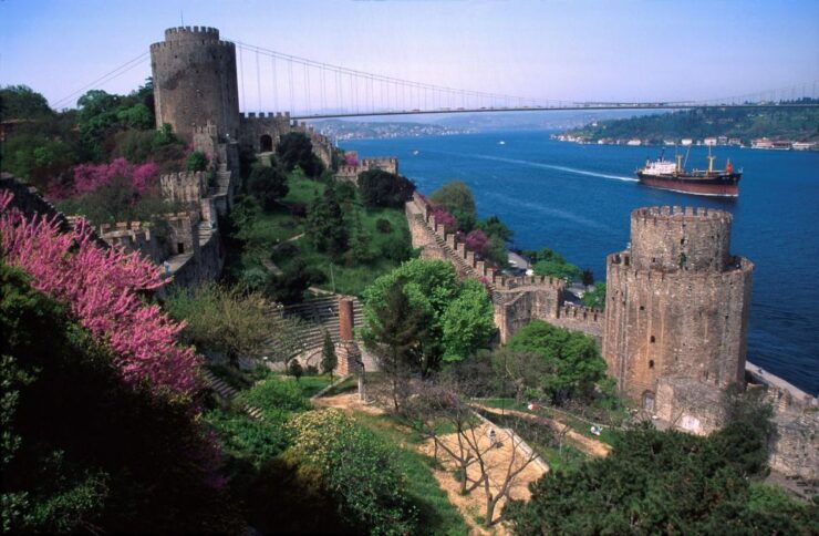 Istanbul: Tour of Garipce Village, Rumeli Fortress and Balat - Tour Highlights