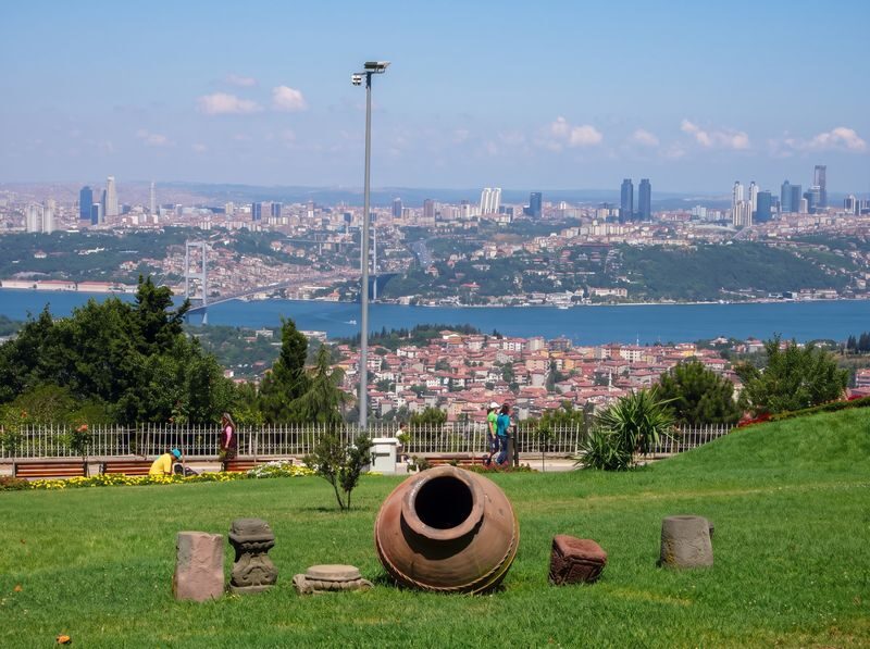 Istanbul Two Continents & Bosphorus Full-Day Tour - What the guide adds to the day