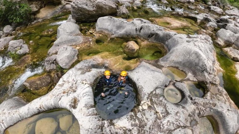 Iz Omisa/Zadvarija: Extremni Canyoning na rijeci Cetini - Why this canyoning experience really shines